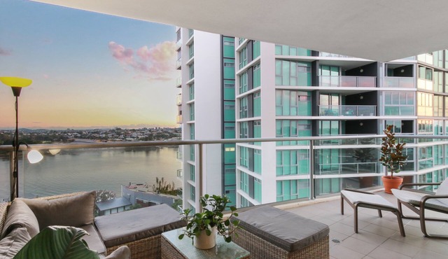 River + City Views. Unit 4kms from Airport and City in Hamilton