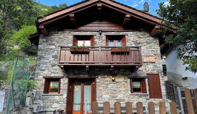 Romantic chalet with panoramic views—8 minutes from Chiavenna—traditional dinner available upon request