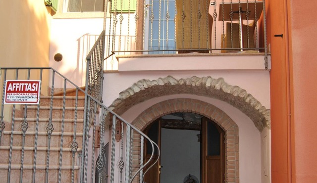 ROMANTIC COTTAGE WITH 2 Double Bedrooms—LAST-MINUTE RENTAL from August 23 to 28—GARAGE.