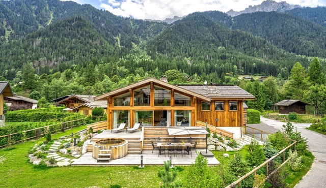 Serviced 6BR Luxury Chalet with Hot Tub & Views