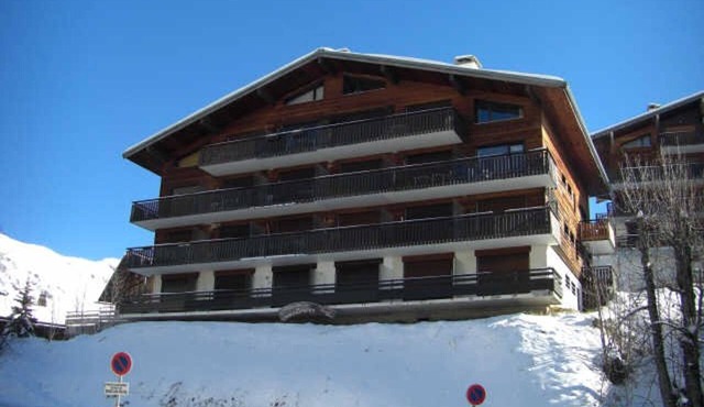 Ski-In/Out Studio - Sleeps 4 - Garage - Close to ESF & Chairlift - West-Facing Balcony
