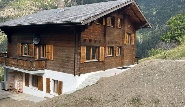 Spacious typical Swiss Chalet Mallum - upper house