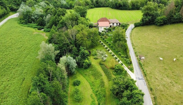 Stone house with treehouse and park in Valdaine