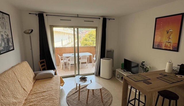 Studio with Balcony, Pool, and Air Conditioning, Just a Stone's Throw from Cannes