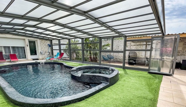 Stunning private villa with private pool, hot tub, WIFI, A/C, TV, patio and pets allowed