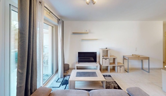 Superb new apartment with balcony and mountain view, one stop from Monaco
