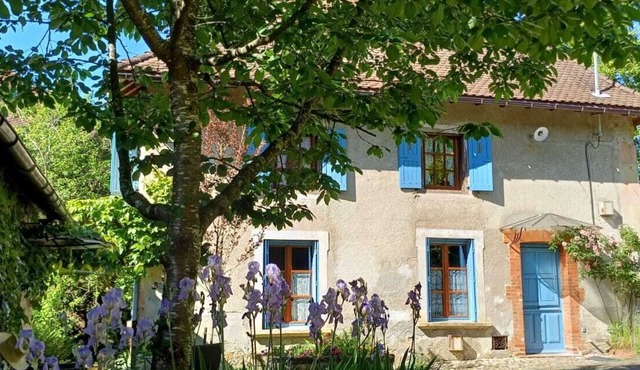 The Berger-By Farm and its two outbuildings, in the heart of the Two Lakes region