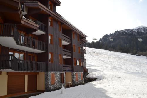 Valmorel Studio Skis aux pieds
