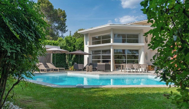 Villa with lush garden in Castelnau-le-Lez