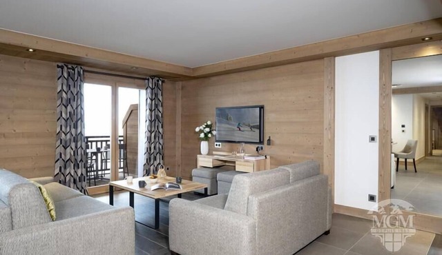 Wifi, 200m from shops, view valley, fitness, swimming pool, sauna, hammam, balcony, parking, tv