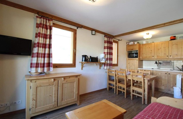 150m from shops, Ground floor, view mountain, fitness, swimming pool, balcony, tv, ski locker, 38m²