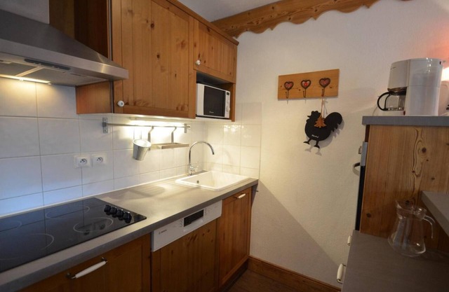 150m from shops, 2nd floor, balcony, tv, ski locker, 35m², Les Menuires