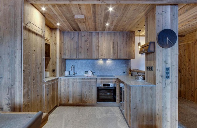 Superbe duplex 68m² avec cheminée, 2 chambres, parking intérieur, et services inclus à Val d'Isère - FR-1-567-46