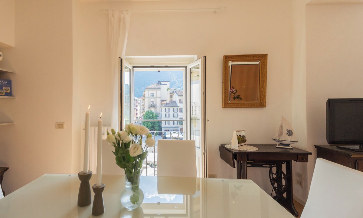 Como City Centre Apartment | Linda Apartment 3 - Two Bedroom Apartment, Sleeps 4