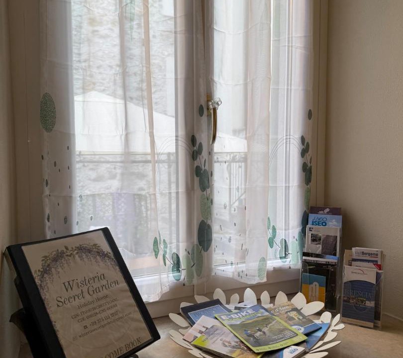 Lovere Old Town Apartment | Wisteria Secret Garden