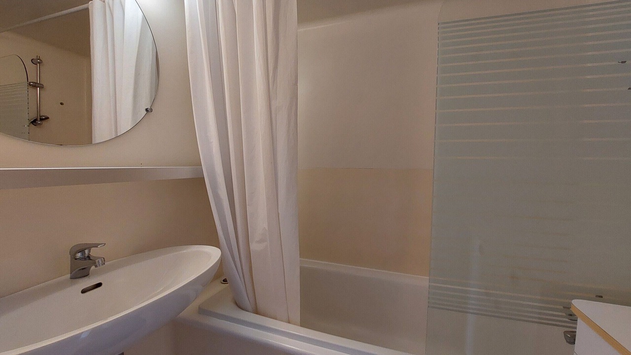 Photo of Bathroom in Arc-1800