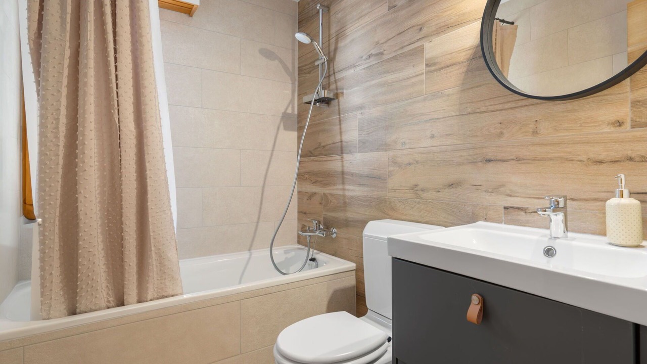 Photo of Bathroom in Lens