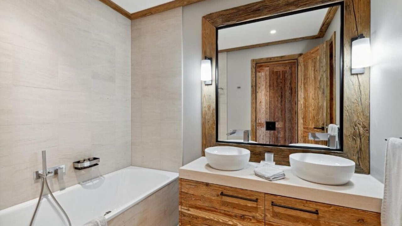 Photo of Bathroom in Lens