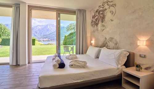 Luxury Villa, Lake View