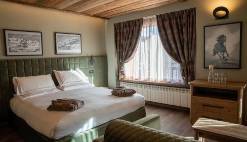 Junior Suite with Spa Access and Mountain-View Balcony