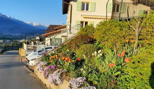 Apartment with Mountain View