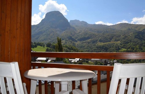Saint-Martin-de-Belleville Apartment | Charming 85m² Apt for 6, 3 Bedrooms, Terrace, Near Lift, Free Shuttle & Parking, Pets Allowed