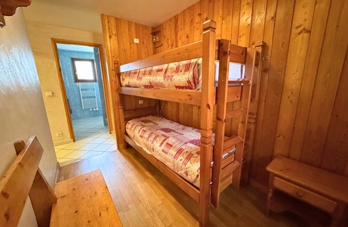 Saint-Martin-de-Belleville Apartment | Charming 85m² Apt for 6, 3 Bedrooms, Terrace, Near Lift, Free Shuttle & Parking, Pets Allowed