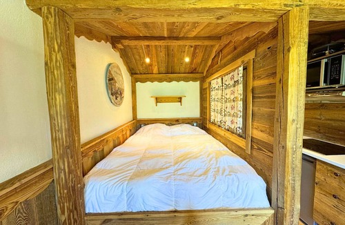 Reberty Apartment | Cozy Chalet-Style Studio near Ski Slopes, 3 Flocons Or