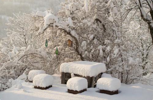 Les Varcins Ski Chalet | Chalet Broski - Spacious Chalet with Hot Tub, Sauna & BBQ