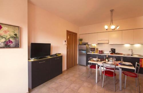 Sasso Moro Apartment | Casa Fiorita: Leggiuno 100 meters from lake Apartment with shared Pool - Happy Rentals