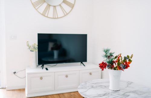 Albate Apartment | Lora roses suite 2, free private parking, self check-in, air conditioner