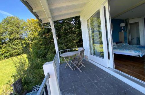 Belmont-sur-Lausanne House | Petite maison à l'orée des bois vue sur le lac calme et zénitude