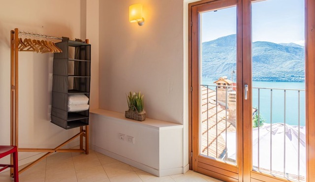 Beautiful apartment for 6 guests with TV, terrace, pets allowed and parking in Gravedona