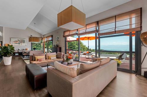 Exquisite 5-Bedroom Villa in Arzier for Families by GuestLee