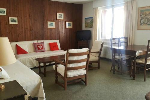 Sunny 2 BR w large terrace, stunning views & pool